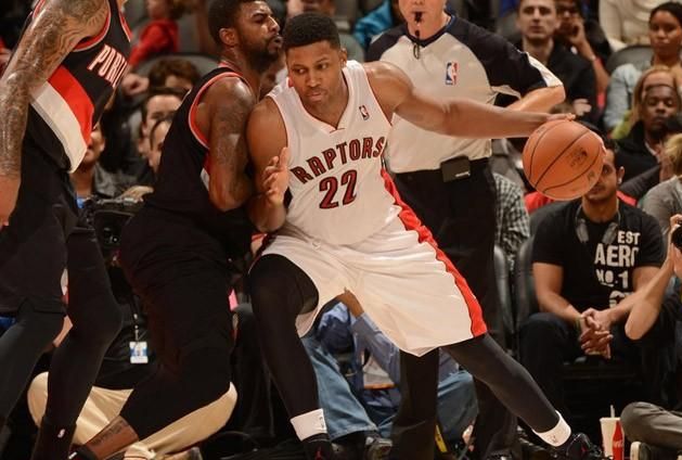 两名后卫在 两名后卫在